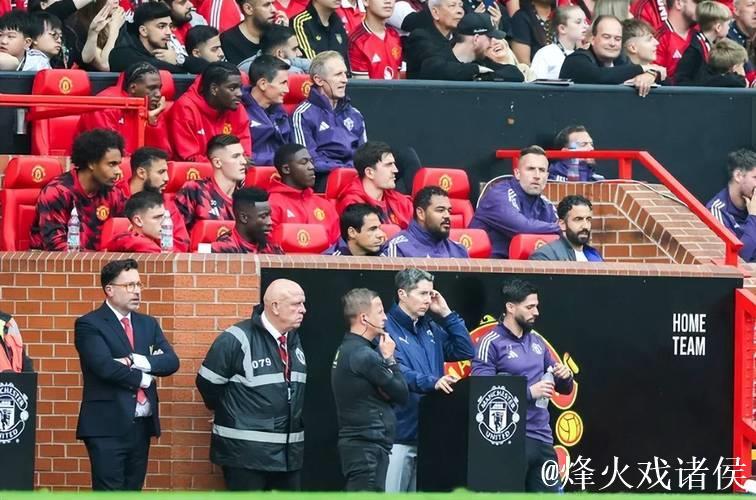 梅努哥哥乔丹身穿“放梅努离队”T恤现身老特拉福德观战 梅努哥哥乔丹身穿“放梅努离队”T恤现身老特拉福德观战